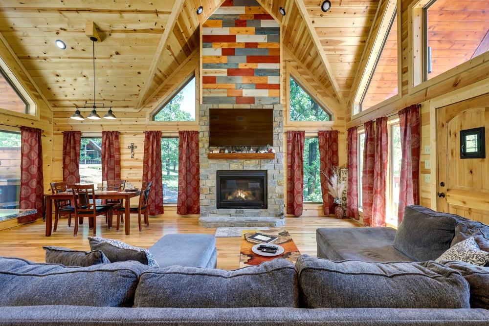 Broken Bow Cabin with Hot Tub and Outdoor Fireplace!